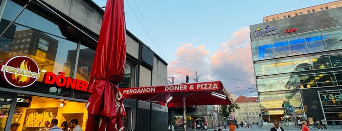 Pergamon Döner & Pizza is one of สถานที่ที่ Aapo ถูกใจ.