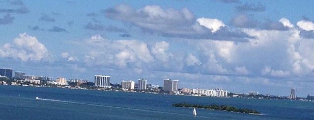 The Charter Club on the Bay is one of Orte, die Ana María gefallen.