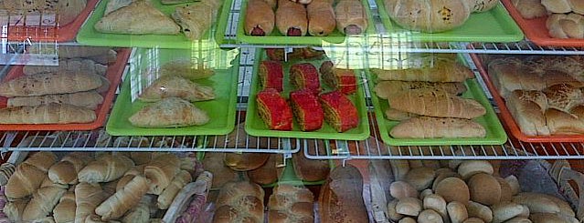 Deleites y Manjares is one of Pastelerías Panaderías Bakery.