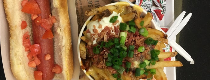 New York Fries is one of Lugares favoritos de Mustafa.