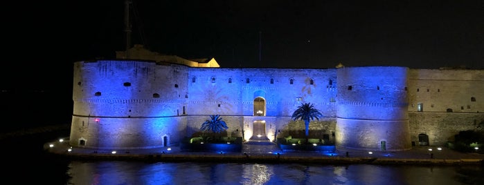 Castello Aragonese is one of สถานที่ที่ SmS ถูกใจ.