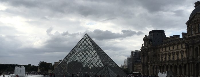 Musée du Louvre is one of Lieux qui ont plu à SmS.