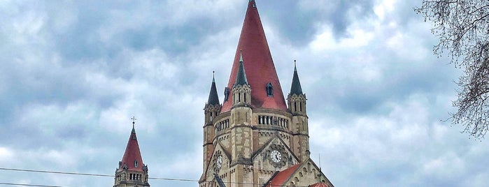Franz-von-Assisi-Kirche/Jubiläumskirche is one of สถานที่ที่ SmS ถูกใจ.