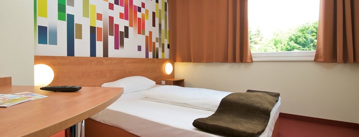 B&B Hotel Stuttgart-City is one of Tempat yang Disukai Rashid.