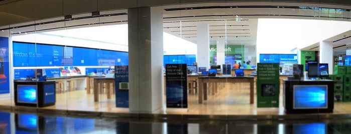 Microsoft Store is one of สถานที่ที่ Charles ถูกใจ.