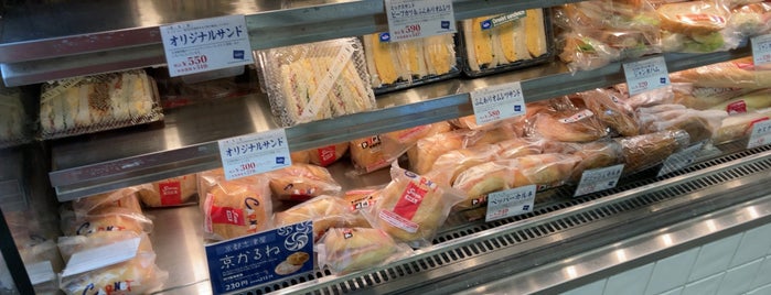志津屋 四条烏丸店 is one of 関西のパン屋さん.