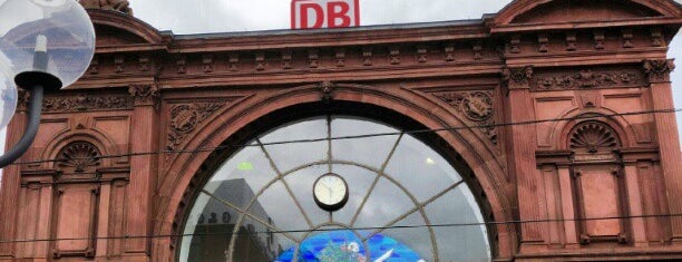 Bonn Hauptbahnhof is one of Tempat yang Disukai Martin.