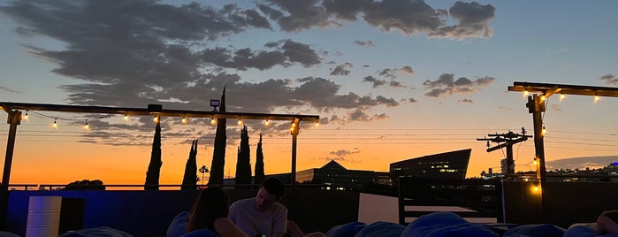 Melrose Rooftop Cinema is one of Date Ideas.