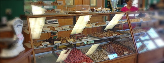 Rosciglione Bakery is one of Lugares guardados de Ryan.