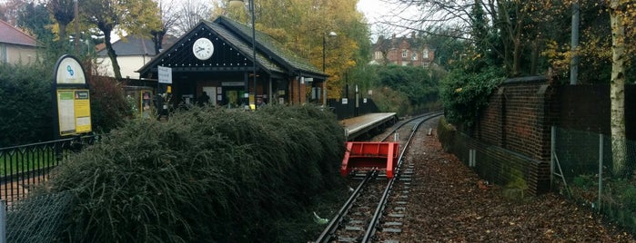 Stourbridge Town Railway Station (SBT) is one of สถานที่ที่ Elliott ถูกใจ.