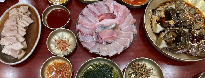 인동주마을 is one of 맛집.