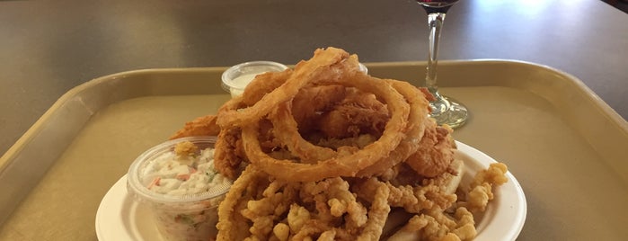 Cooke's seafood restaurant is one of Posti che sono piaciuti a Chris.