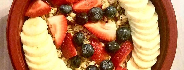 Family Roots Cafe is one of Hawaii/Oahu：Acai Bowl.