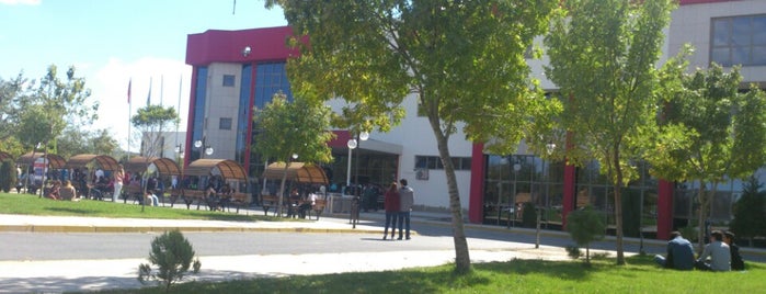 İktisadi ve İdari Bilimler Fakültesi is one of Tempat yang Disukai Özhan.