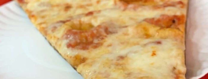 Rays Pizza Restaurant is one of Mollyさんのお気に入りスポット.