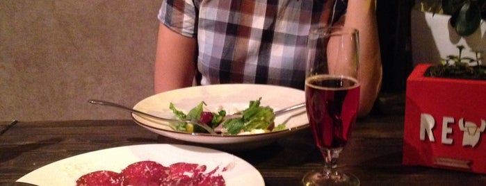 Red. Steak & Wine is one of สถานที่ที่ Awwwesome 👑 ถูกใจ.