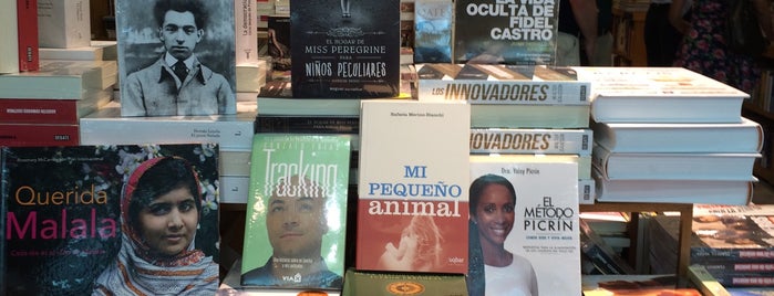 Feria Chilena del Libro is one of Posti che sono piaciuti a Paula.