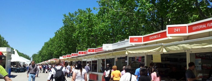 Feria del Libro is one of Atracciones.