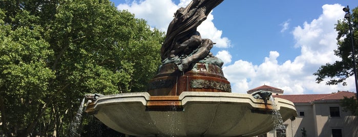 Mary Schenley Fountain is one of Tempat yang Disukai Mollie.