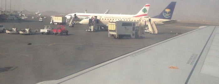 Prince Mohammad Bin Abdulaziz International Airport (MED) is one of Lugares favoritos de Ahmed.