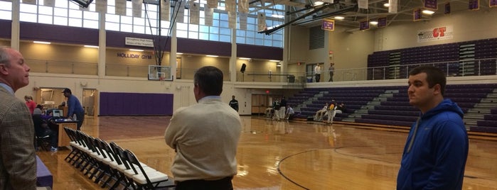 Holliday Gym at Broughton HS is one of Lieux qui ont plu à Ella.