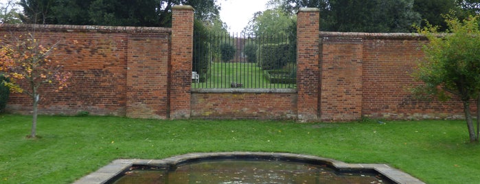 Castle Bromwich Hall Gardens Trust is one of Elliottさんのお気に入りスポット.