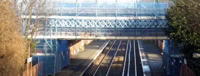 Hall Green Railway Station (HLG) is one of Posti che sono piaciuti a Elliott.