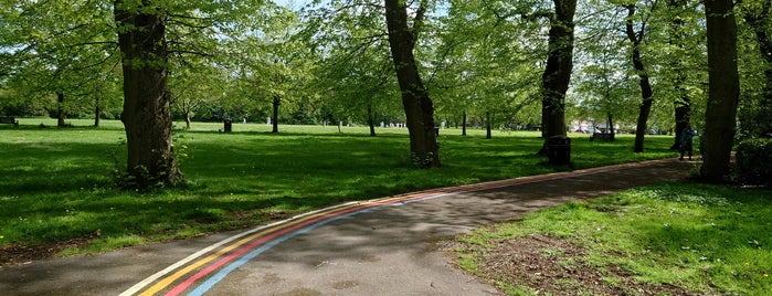 Calthorpe Park is one of Lugares favoritos de Elliott.
