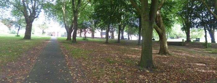 Highgate Park is one of Tempat yang Disukai Elliott.