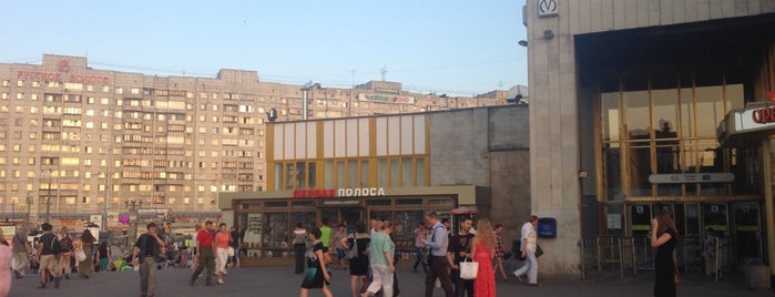 metro Ozerki is one of Станции метро Петербурга.