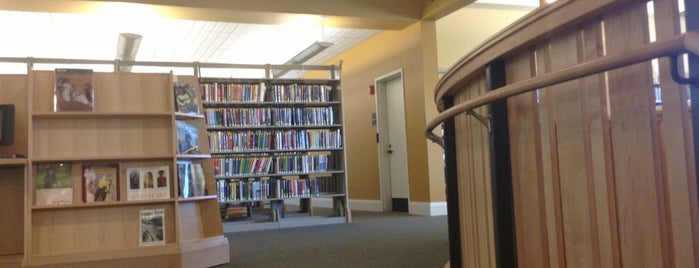 Mashpee Public Library is one of Lugares favoritos de Mike.