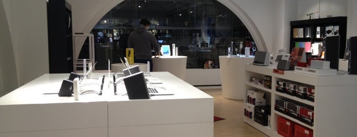1Store - Apple Store is one of Lugares favoritos de Teemu.