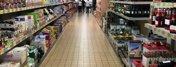 ALDI SÜD is one of สถานที่ที่ James ถูกใจ.