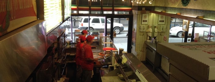 Underground Pizza is one of Lugares favoritos de Randy.