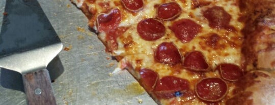 Shield's Pizza is one of Locais salvos de Jon.