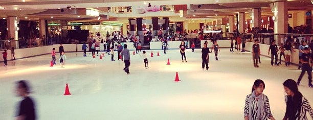 The Galleria Food Court is one of Locais curtidos por Genina.