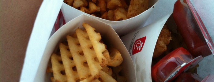 Chick-Fil-A is one of Lugares favoritos de Brett.