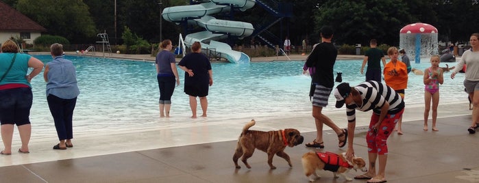 Richmond Park Pool is one of Melissa's places.