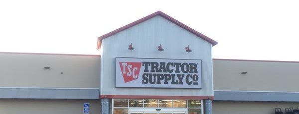 Tractor Supply Co. is one of Lugares favoritos de Melanie.