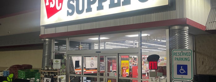 Tractor Supply Co. is one of Tempat yang Disukai Elwood.