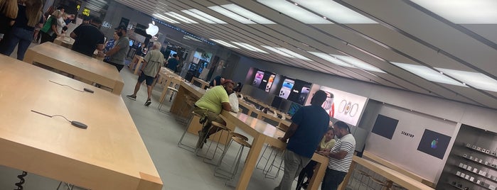 Apple CoolSprings Galleria is one of Apple Stores US East.