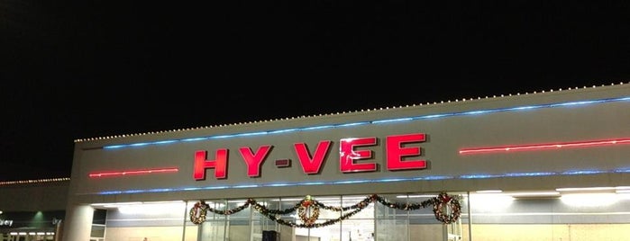 Hy-Vee is one of Lugares favoritos de Joshua.