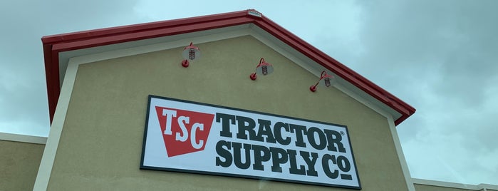 Tractor Supply Co. is one of Tempat yang Disukai Dawn.
