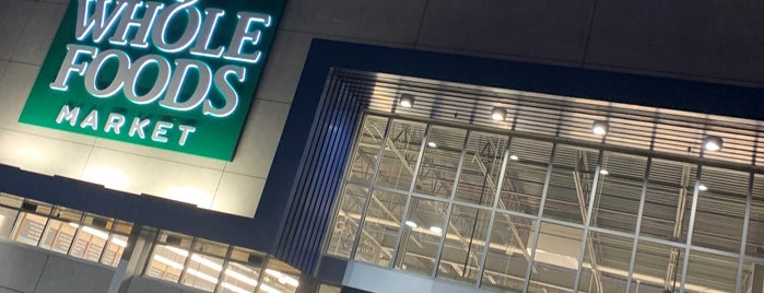 Whole Foods Market is one of Brandonさんのお気に入りスポット.