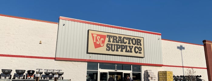 Tractor Supply Co. is one of Lugares favoritos de Michelle.