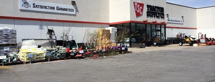 Tractor Supply Co. is one of Tempat yang Disukai Shannon.