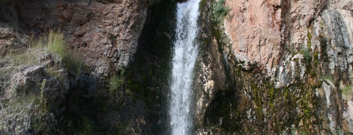 Водопад на перевале Кызыл Бель / Kyzyl-Bel pass waterfall is one of At-Bashi, Naryn / Ат-Баши, Нарынская область.
