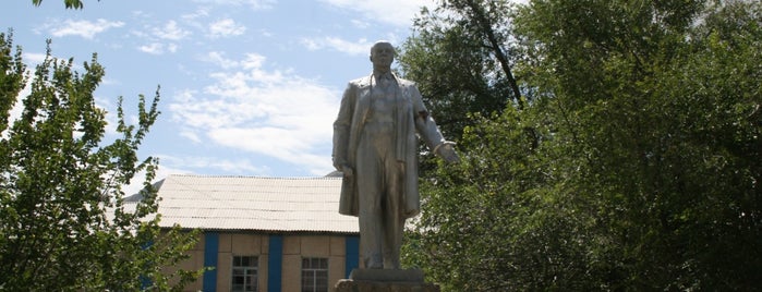 Памятник Ленину / Monument for Lenin is one of Naryn Town, Kyrgyzstan / Город Нарын, Кыргызстан.