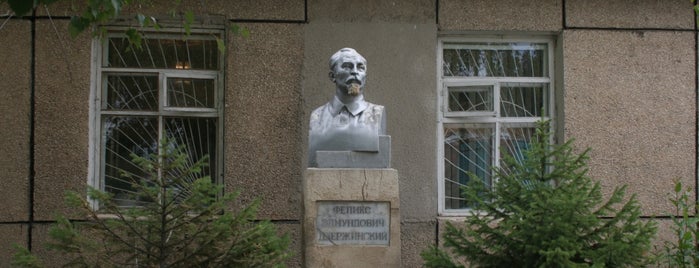 Памятник Ф.Э. Дзержинскому / Felix Dzerzhinsky Monument is one of Naryn Town, Kyrgyzstan / Город Нарын, Кыргызстан.