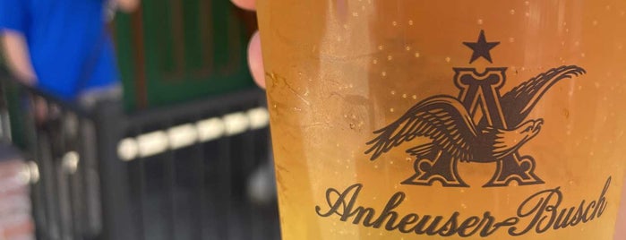 Anheuser-Busch Hospitality Room is one of สถานที่ที่ Andrea ถูกใจ.